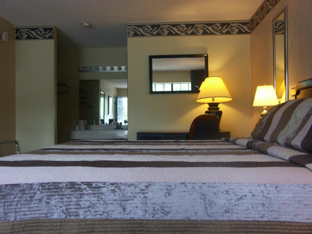 Deerwood Inn & Madison Campground ภายนอก รูปภาพ